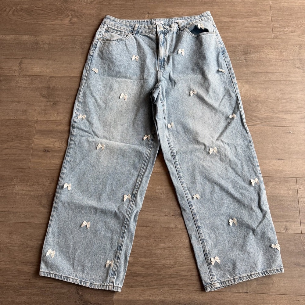 Forever 21+ 90s Fit jeans with bows sewn on - size 16